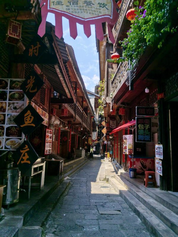 _cuva 纯玩蜀道山城·重庆市内一日游 | 大礼堂+李子坝轻轨穿楼+华岩寺+磁器口+白公馆+渣滓洞+长江索道+洪崖洞