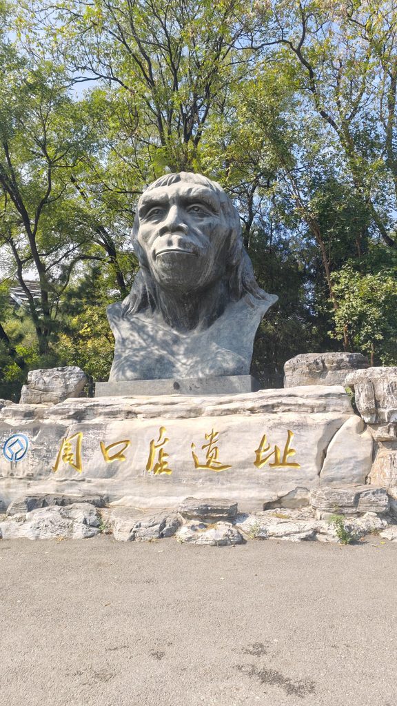 坡峰岭红叶节：游客沿登山步道赏漫山红叶，北京房山秋季赏红叶胜地
