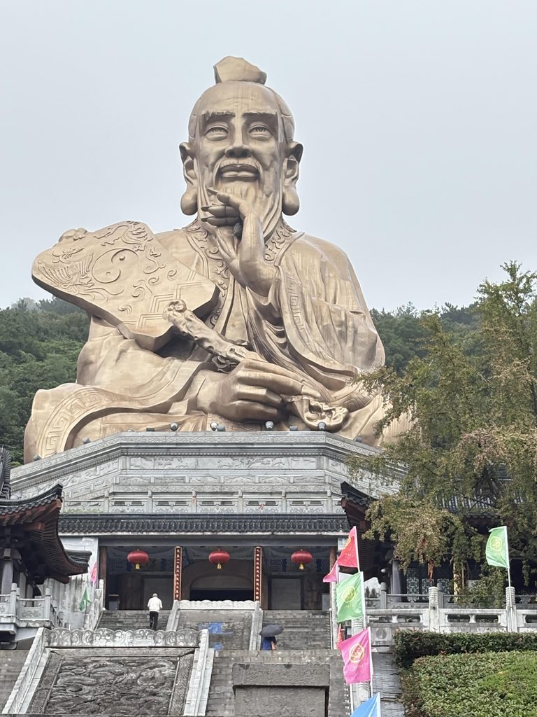 茅山元符万宁宫老子露天铜像:净高 33 米,金身坐像踞于山巅